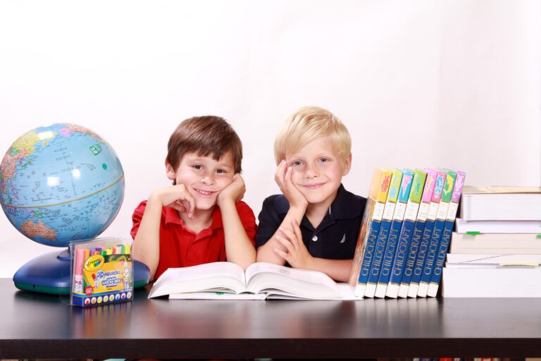 Kinder mit Büchern und Globus