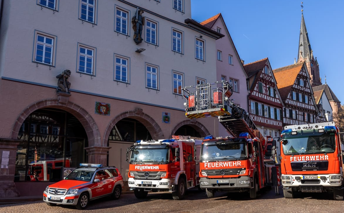 Feuerwehrfahrzeuge vor dem Rathaus am Marktplatz in Calw