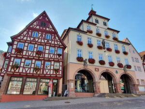 Rathaus Gebäudeansicht am Marktplatz mit Touristinfo daneben